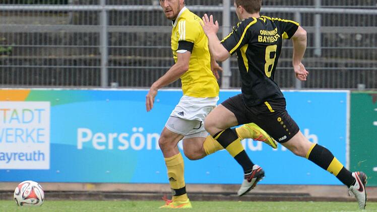 Im Spiel gegen die SpVgg Bayreuth II zeigte der TSV Ebensfeld (hier mit Kapit&auml;n Kevin Popp, l.) eine gute Leistung, konnte seine Vorteile aber nicht in Tore umm&uuml;nzen. Es blieb bis zum Schlusspfiff beim 0:0.  Foto: Peter Mularczyk