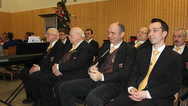 Bei der Verabschiedung von Bürgermeister Klaus Löffler mit dem Männergesangverein Windheim Foto: Veronika Schadeck