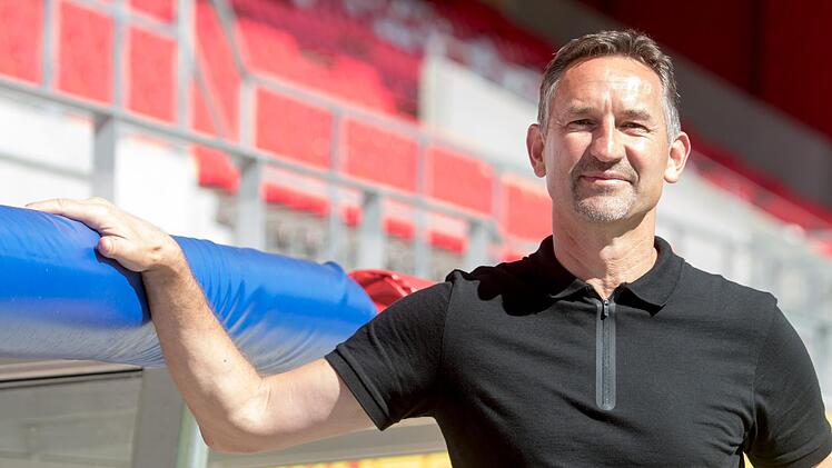 Achim Beierlorzer ist neuer Trainer von Jahn regensburg. Foto: Armin Weigel/ dpa