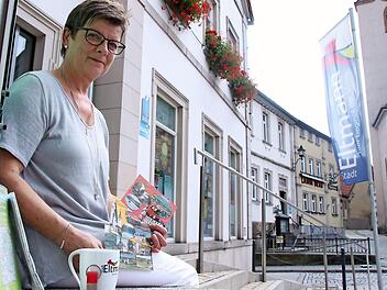 Maria Klein ist Ansprechpartnerin für Touristen, die in Eltmann das "Ritz" besuchen. Hier können sich Urlauber informieren und auch Andenken an die Mainstadt kaufen, etwa die Eltmann-Tasse oder Postkarten. Fotos: Andreas Lösch