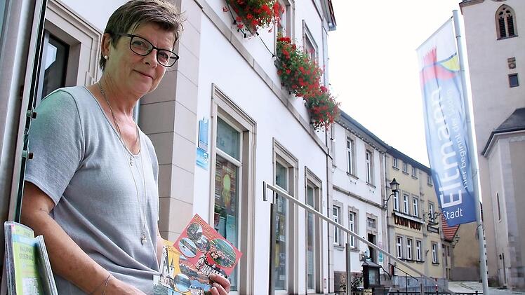 Maria Klein ist Ansprechpartnerin für Touristen, die in Eltmann das "Ritz" besuchen. Hier können sich Urlauber informieren und auch Andenken an die Mainstadt kaufen, etwa die Eltmann-Tasse oder Postkarten. Fotos: Andreas Lösch