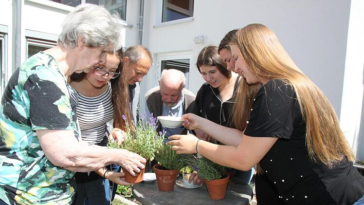 Impressionen vom Besuch der Realschüler im Kulmbacher Awo-Pflegeheim Am Rasen.Dagmar Besand