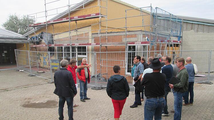 Die Baumaßnahme "Turnhalle" läuft in den Ferien weiter und soll bis zum Schulanfang abgeschlossen sein.  Winfried Ehling