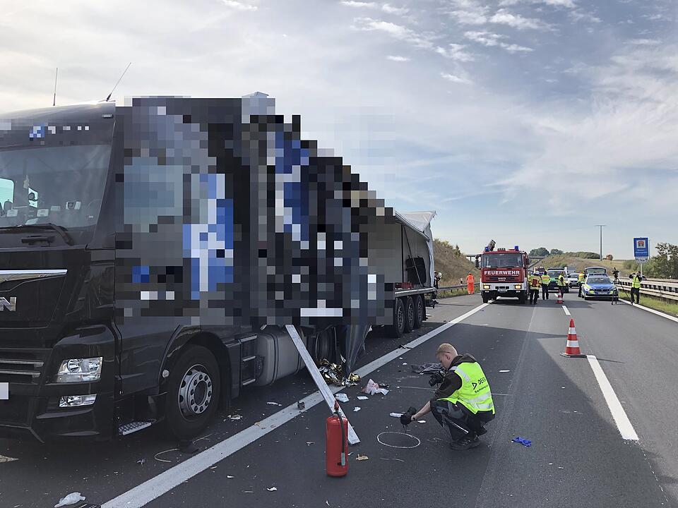 Schwerer Unfall A71: Lkw-Fahrer lebensgefährlich verletzt