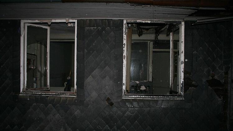 Eingeschlagene Fensterscheiben zieren das Bahnhofsnebengebäude. Foto: Martin Rebhan