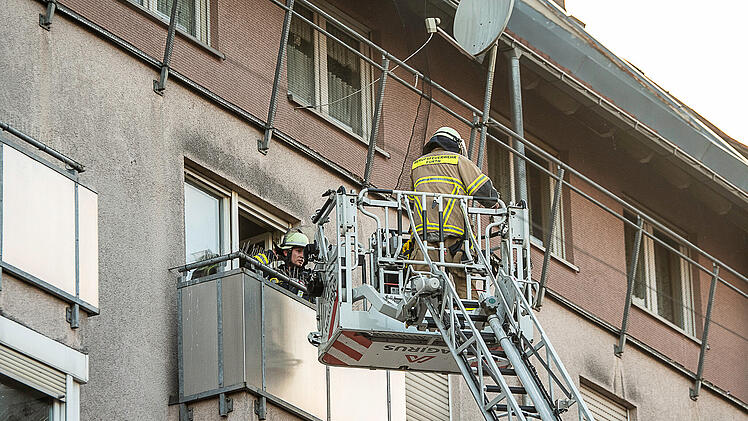 Wohnungsbrand in Mehrfamilienhaus in F&uuml;rth: Eine tote Person geborgen