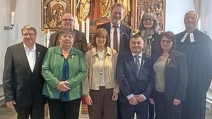 Goldene Konfirmation (50 Jahre) feierten (hinten von links) Klaus R&ouml;mer, Wolfgang Schmidt, Edith Hannig-Marsing, geb. Schober, sowie (vorn) Hans L&ouml;sch, Inge Popp, geb. Wehr, Gerlinde Neuner, geb. Werner, Gerhard Dietsch und Heidemarie Gerstner, ge...