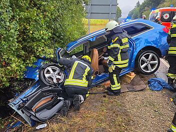 Unfall auf B13 bei Ansbach: 19-J&auml;hriger verungl&uuml;ckt mit "hochmotorisiertem" Auto