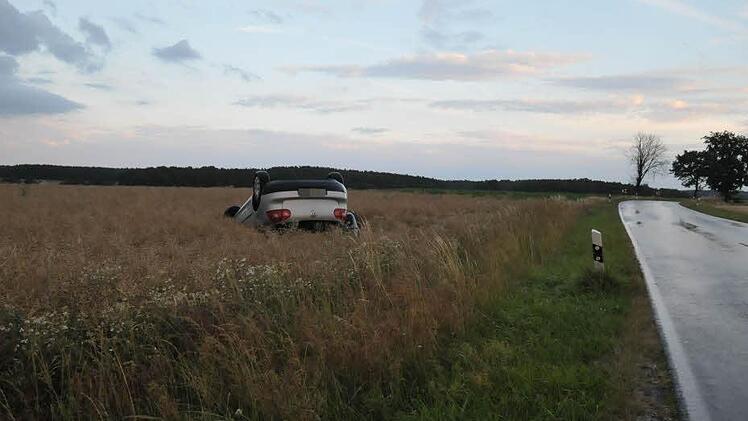 Eine Fahrerin hat sich auf der Kreisstraße zwischen Dondörflein und Herzogenaurach mit ihrem VW-Golf überschlagen und dabei leicht verletzt. Foto: Roland Meister