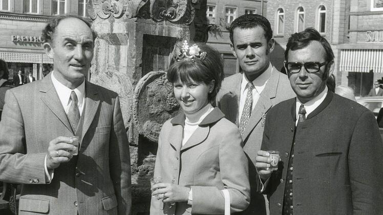 Erich Schneider und Edgar Hirt (Dritter und Vierter von links) beim Weinfest 1970.