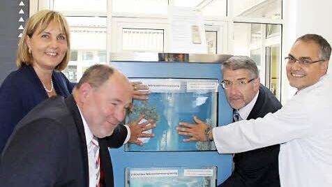 Wie gut isolieren Ein-, Zwei- oder Dreischeibenfenster? Das fühlen hier (von links) Coburgs Zweite Bürgermeisterin Birgit Weber, Regiomed-Hauptgeschäftsführer Joachim Bovelet, Landrat Michael Busch und Ärztlicher Direktor Walter Strohmeyer.