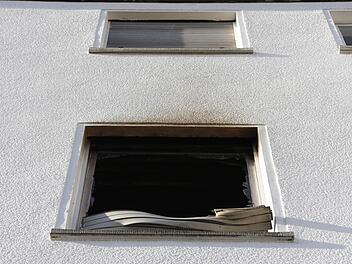 Blick auf das zerborstene Küchenfenster in dem Mehrfamilienhaus in der Nürnberger Straße, in dem es am Morgen gebrannt hat. Foto: Matthias Hoch