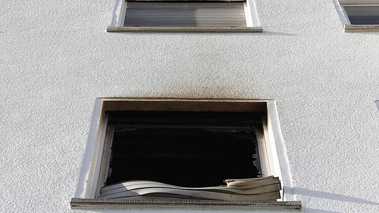 Blick auf das zerborstene Küchenfenster in dem Mehrfamilienhaus in der Nürnberger Straße, in dem es am Morgen gebrannt hat. Foto: Matthias Hoch
