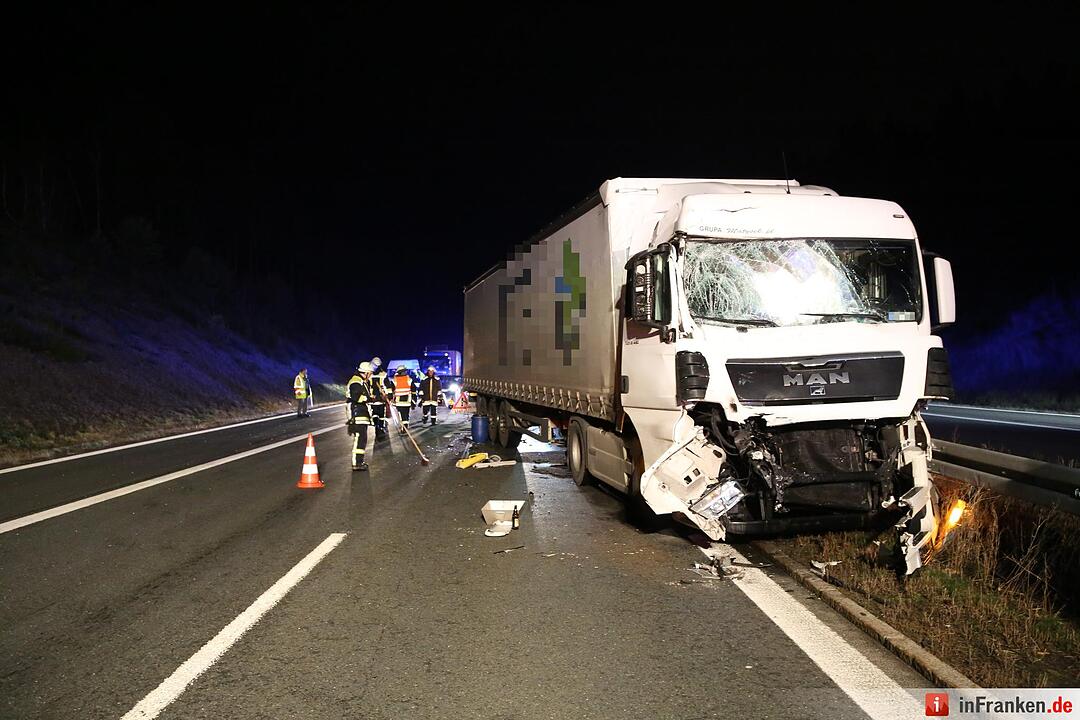 Sattelzug kracht in Gefahrgut-Lkw