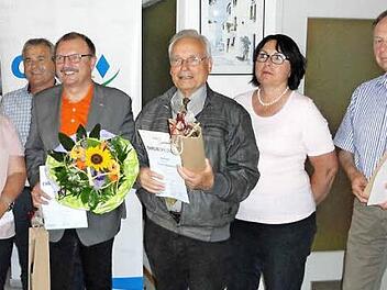 Ulrike Dubois, Ludwig Nagel (v. l.) und Ute Salzner vom Kreisvorstand (2 v. r.) gratulierten den Jubilaren Adam Hasenberger (3. v. l.), Harald Gruhl (3. v. r.) und Georg Oder (r.). Foto: Reimer Hamm