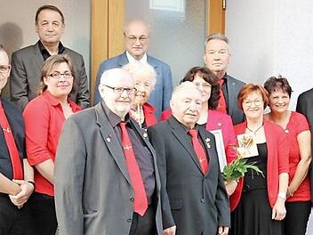 Willy Bienmüller (vorne, Mitte) singt seit 70 Jahren im Chor. Mit im Bild weitere Geehrte sowie Chorleiter Frank Macht (links), Vorsitzende Marianne Leykam (Dritte von links), Bürgermeister Bernd Steinhäuser (dahinter) und Gruppenchorleiter Klaus Lienhardt (hinten, Mitte)  Fotos: Katharina Müller-Sanke