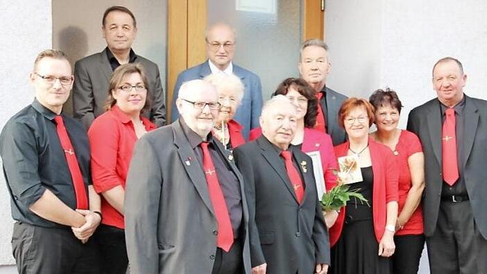 Willy Bienmüller (vorne, Mitte) singt seit 70 Jahren im Chor. Mit im Bild weitere Geehrte sowie Chorleiter Frank Macht (links), Vorsitzende Marianne Leykam (Dritte von links), Bürgermeister Bernd Steinhäuser (dahinter) und Gruppenchorleiter Klaus Lienhardt (hinten, Mitte)  Fotos: Katharina Müller-Sanke
