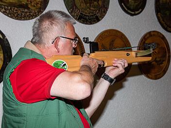 Nicht mit dem gewohnten Luftgewehr sondern mit der Armbrust wird bei den Michelauer Schützen auf die Jagdscheibe angelegt. Foto:kag