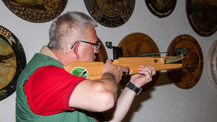 Nicht mit dem gewohnten Luftgewehr sondern mit der Armbrust wird bei den Michelauer Schützen auf die Jagdscheibe angelegt. Foto:kag