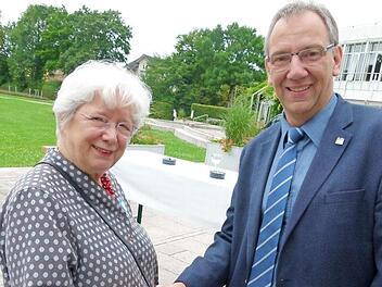 Die Präsidentin VdK Deutschland, Ulrike Mascher, wird von Thomas Nowak begrüßt.  Fotos: Lothar Weidner