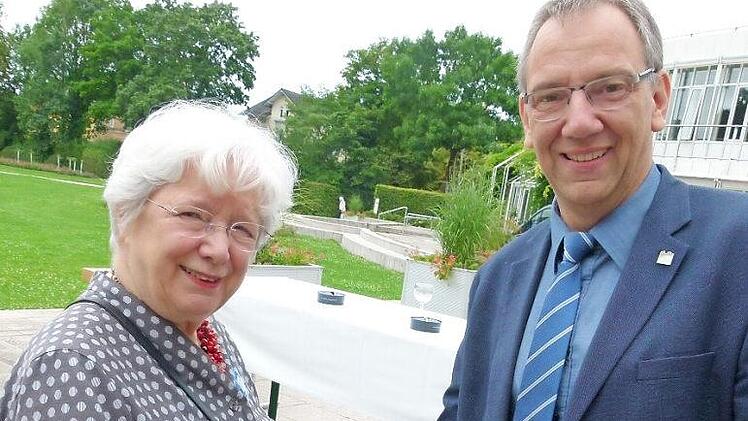 Die Präsidentin VdK Deutschland, Ulrike Mascher, wird von Thomas Nowak begrüßt.  Fotos: Lothar Weidner