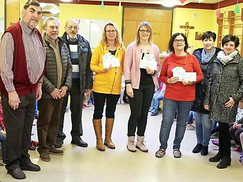 Spendenübergabe: Über je 350 Euro freuen sich Gabriele Oehrl, Tamara Dobner und Tanja Dohnalek (Bildmitte, von rechts). "Liederkranz"-Leiter Karl Jürgen Schmölzing, Kassier Reinhold Ihra und Vorsitzender Heinrich Rost hatten die Spenden aufgerundet. Manuela Bartsch und Regine Münch (von rechts) vom Pfarrgemeinderat hatten noch je 50 Euro für jede Einrichtung draufgelegt.  Foto: Bettina Knauth