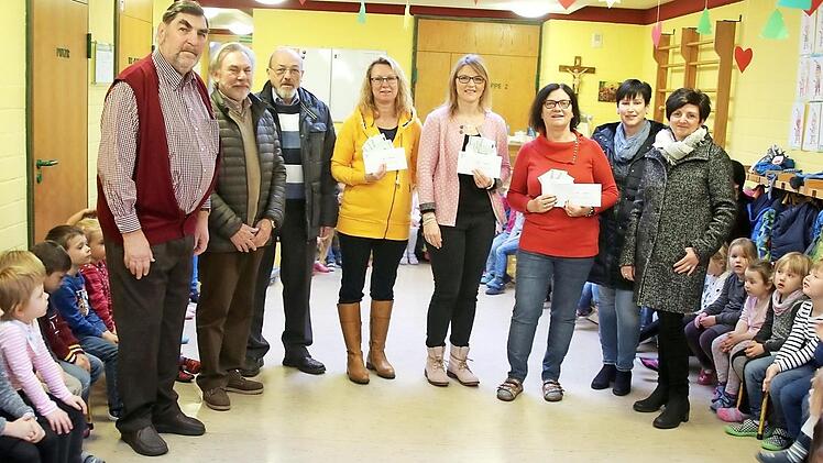 Spendenübergabe: Über je 350 Euro freuen sich Gabriele Oehrl, Tamara Dobner und Tanja Dohnalek (Bildmitte, von rechts). "Liederkranz"-Leiter Karl Jürgen Schmölzing, Kassier Reinhold Ihra und Vorsitzender Heinrich Rost hatten die Spenden aufgerundet. Manuela Bartsch und Regine Münch (von rechts) vom Pfarrgemeinderat hatten noch je 50 Euro für jede Einrichtung draufgelegt.  Foto: Bettina Knauth