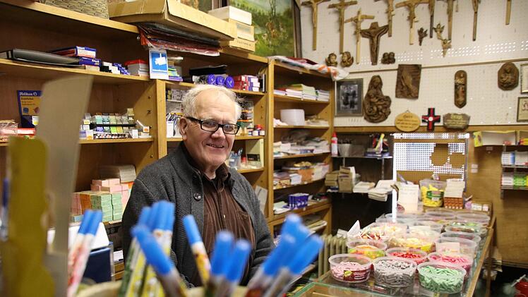 Steht seit über 50 Jahren im Laden: Ende des Jahres will Bernhard Schäflein aber aufhören. Am meisten vermissen wird er die Gespräche mit den Schulkindern, da ist er sich sicher.  Foto: Sebastian Schanz