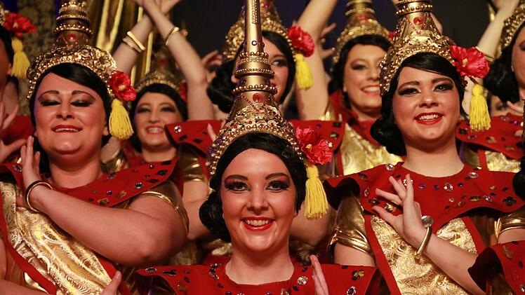 Die Maxi-Garde als "Tempeltänzerinnen". Foto: Jürgen Gärtner