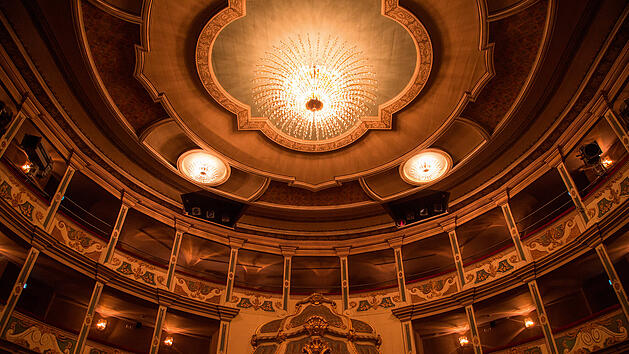 Ein Blick nach oben im Zuschauerraum des barocken Markgrafentheaters in Erlangen.