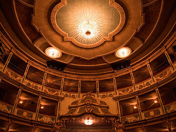Ein Blick nach oben im Zuschauerraum des barocken Markgrafentheaters in Erlangen.