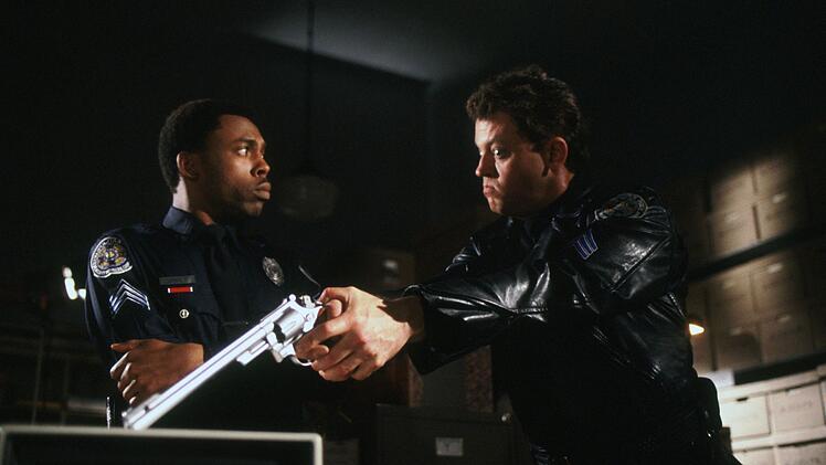 Officer Eugene Tackleberry (David Graf, rechts) war ein Waffennarr und schoss oft weit &uuml;bers Ziel hinaus.