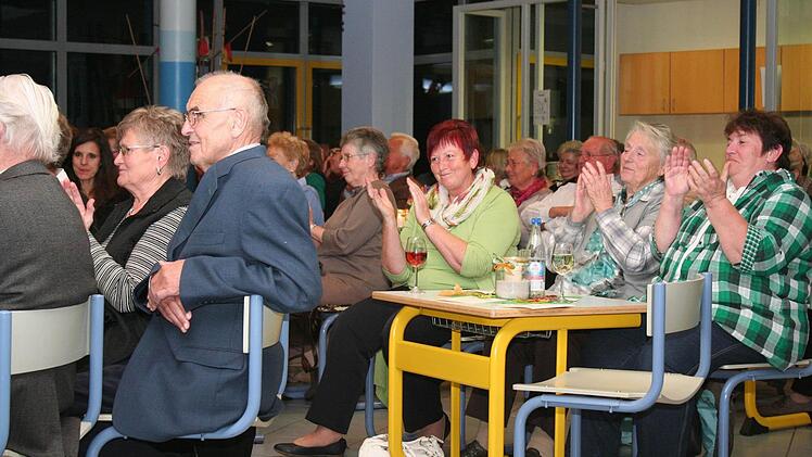 Begeisterter Applaus für die Sängerinnen und Sänger. Foto: Evi Seeger