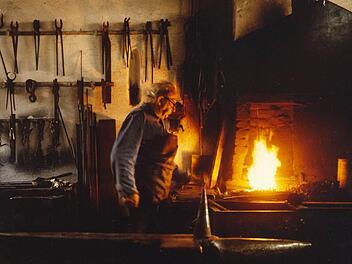 Georg Welker an der Schmiedeesse