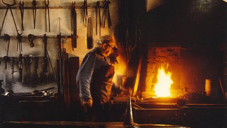 Georg Welker an der Schmiedeesse