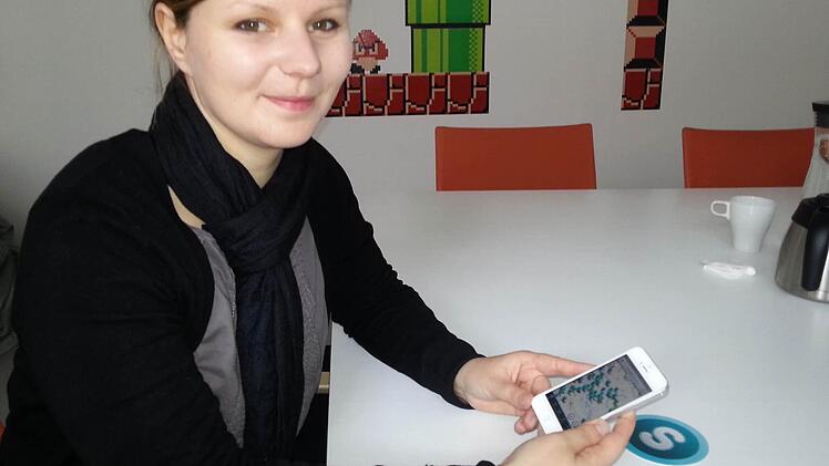 Dorothea Utzt zeigt auf ihrem Smartphone die App von Streetspotr. Fotos: I. Fenn-Nebel
