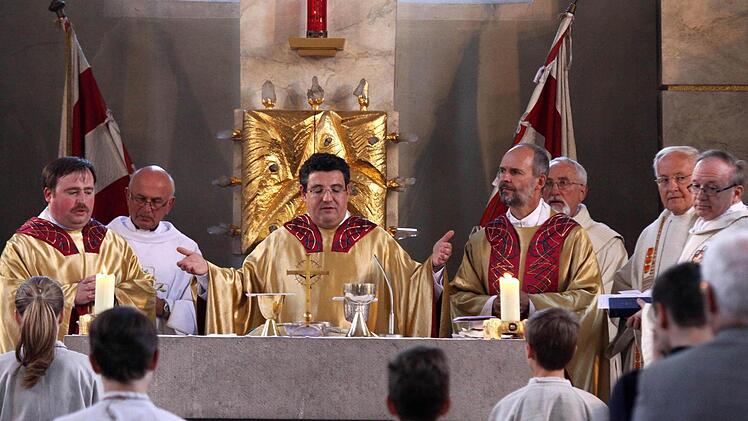Der neue Pfarrvikar Norbert Wahler, der neue Stadtpfarrer Michael Krammer sowie Prodekan und Pfarrer von Schondra, Armin Haas, stehen im Kreis der Konzelebranten am Altar.  Foto: Thomas Dill