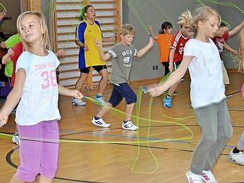 Beim Workshop "Skipping Hearts" der Deutschen Herzstiftung flogen die "Rope Skipping Seile" nur so durch die Luft. Foto: Dieter Hübner