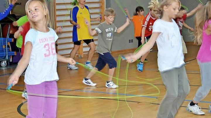 Beim Workshop "Skipping Hearts" der Deutschen Herzstiftung flogen die "Rope Skipping Seile" nur so durch die Luft. Foto: Dieter Hübner
