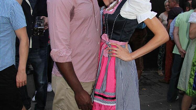 Endlich wieder draußen: total durchgeschwitzt, aber glücklich - für Anne-Kathrin Kosch und ihren Freund Thierry Bisso war der Bierfestbummel anstrengend, aber schön.