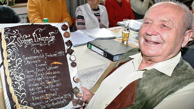 Erwin Wehner wurde seine Ehrenmitgliedschaft mit einer Schokoladenurkunde versüßt. Foto: Werner Vogel