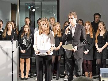 Kilian Hacker (am Mikrofon) und die 9b des Herzogenauracher Gymnasiums bei der Schlussrede der szenischen Lesung am 27. Januar im Erlanger Rathaus  Fotos: privat