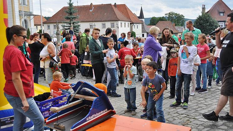 Gleich fliegt der Knusperriegel als süße Belohnung über die Köpfe der Kids hinweg. Fotos: Ingrid Kohles