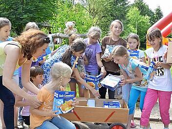 Käse von den Milchwerken und Würstl von Ulli Hoeneß Wurstfabrik HoWe aus Nürnberg - die Verpflegung der Kinder ist mal wieder gesichert. Foto: Rainer Lutz