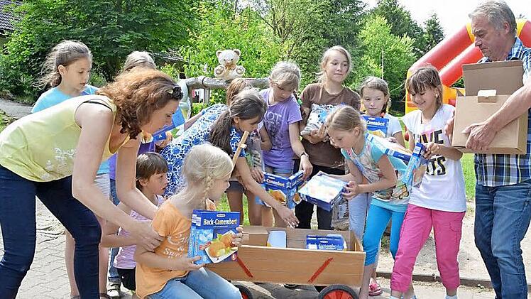Käse von den Milchwerken und Würstl von Ulli Hoeneß Wurstfabrik HoWe aus Nürnberg - die Verpflegung der Kinder ist mal wieder gesichert. Foto: Rainer Lutz