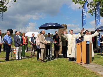 Diakon Hans Scherbaum und Pfarrer Daniel Lischewski (von links) beim Segen  Foto: Evi Seeger