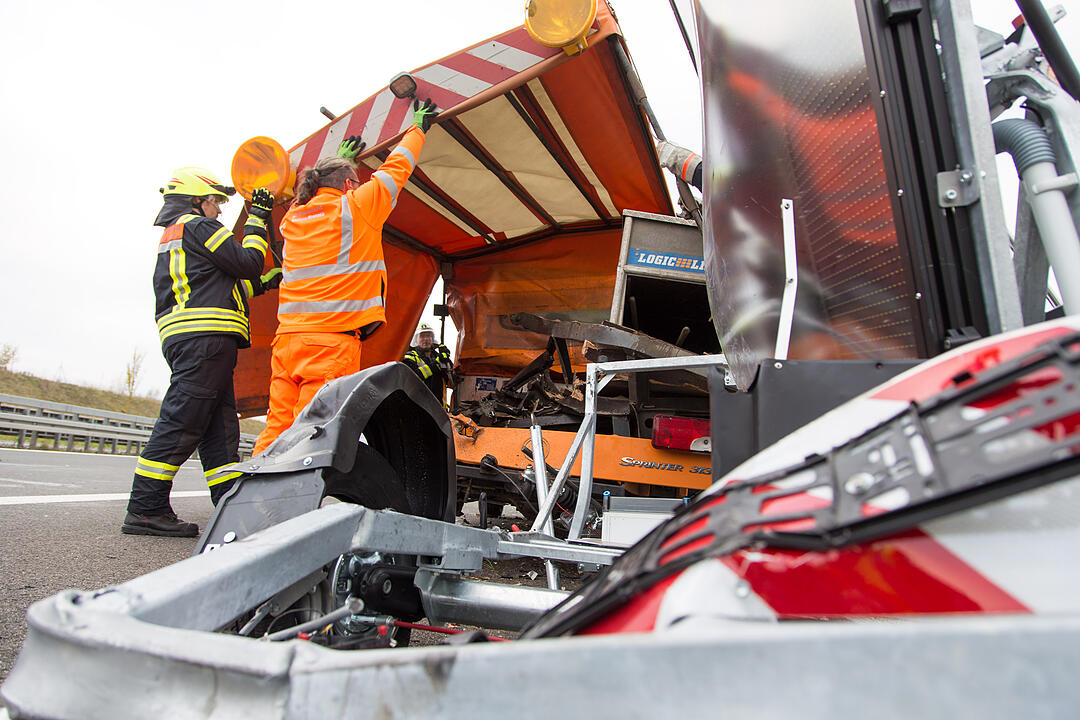 Sprinter kracht ungebremst in Baustellenfahrzeug