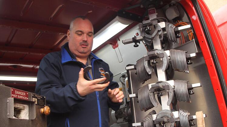 Händler Sven Bräutigam aus Rudendorf sucht den richtigen Rohling heraus.