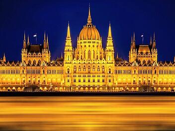 Das Budapester Parlamentsgebäude zur blauen Stunde Foto: Mike Schwalbach