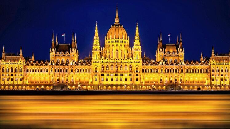 Das Budapester Parlamentsgebäude zur blauen Stunde Foto: Mike Schwalbach
